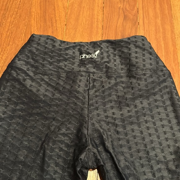 Pheel flare leggings with CycleBar logo on front ankle - Picture 4 of 5